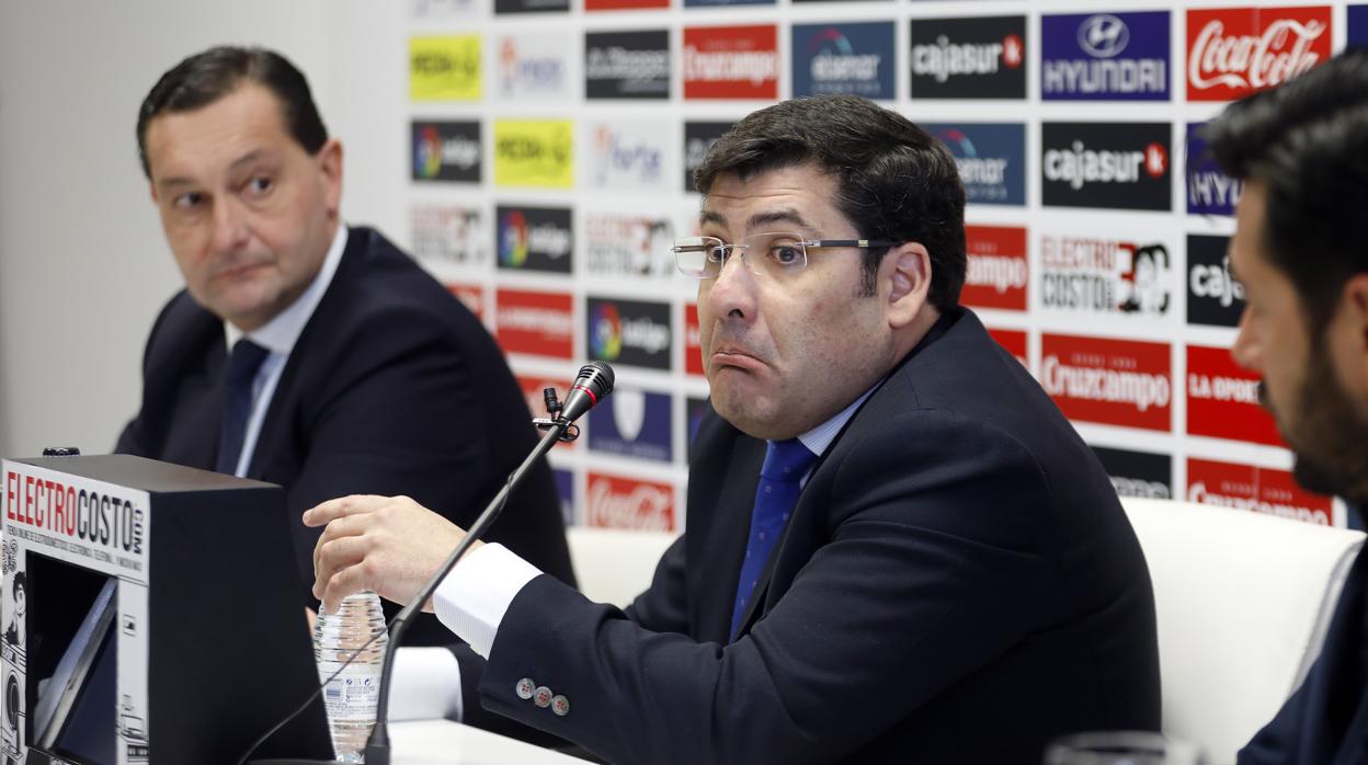 El presidente del Córdoba CF, Jesús León, en la rueda de prensa junto a García Amado