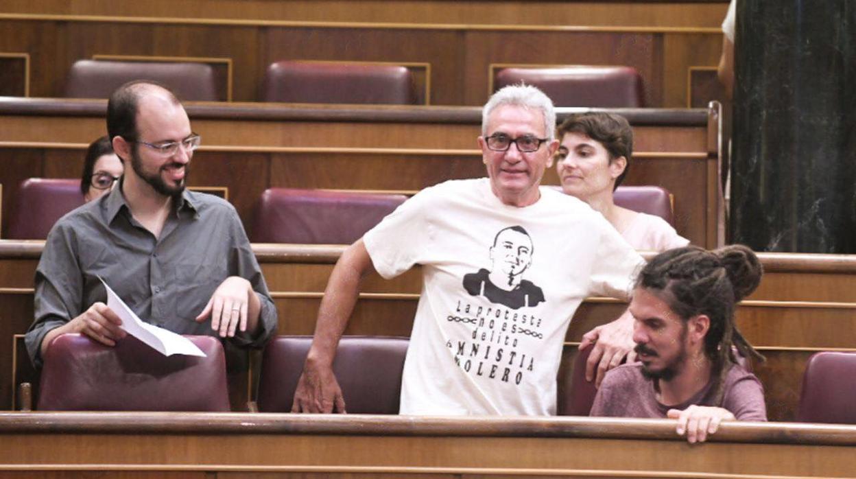 El diputado por Jaén Diego Cañamero, en el centro, durante una sesión del Congreso