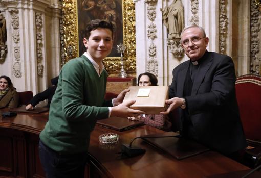 Manuel Delgado recibe el primer premio de manos del deán de la Mezquita-Catedral