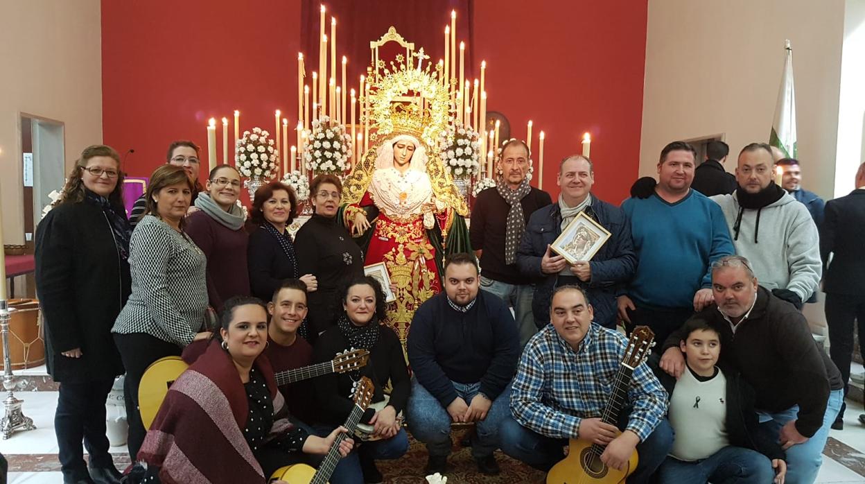 Coro Yerbabuena de Córdoba, frente a la imagen de María Santísima de la O, durante sus cultos