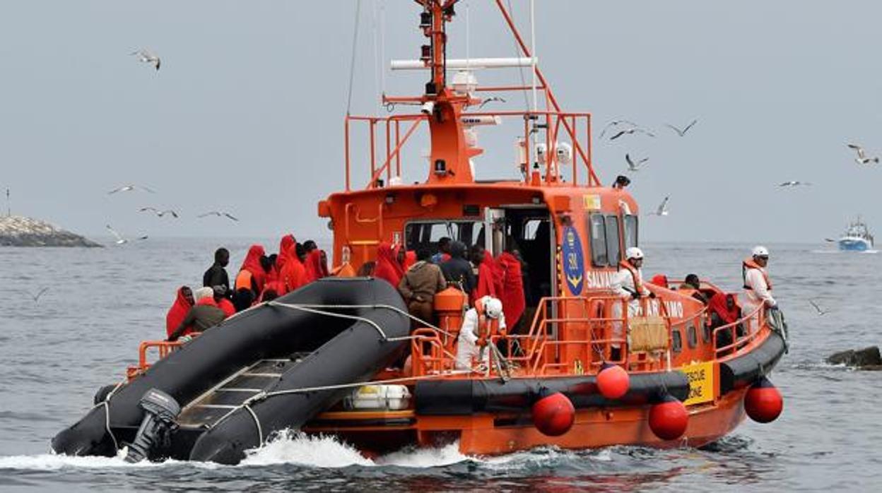 Inmigrantes rescatados en un barco de Salvamento Marítimo
