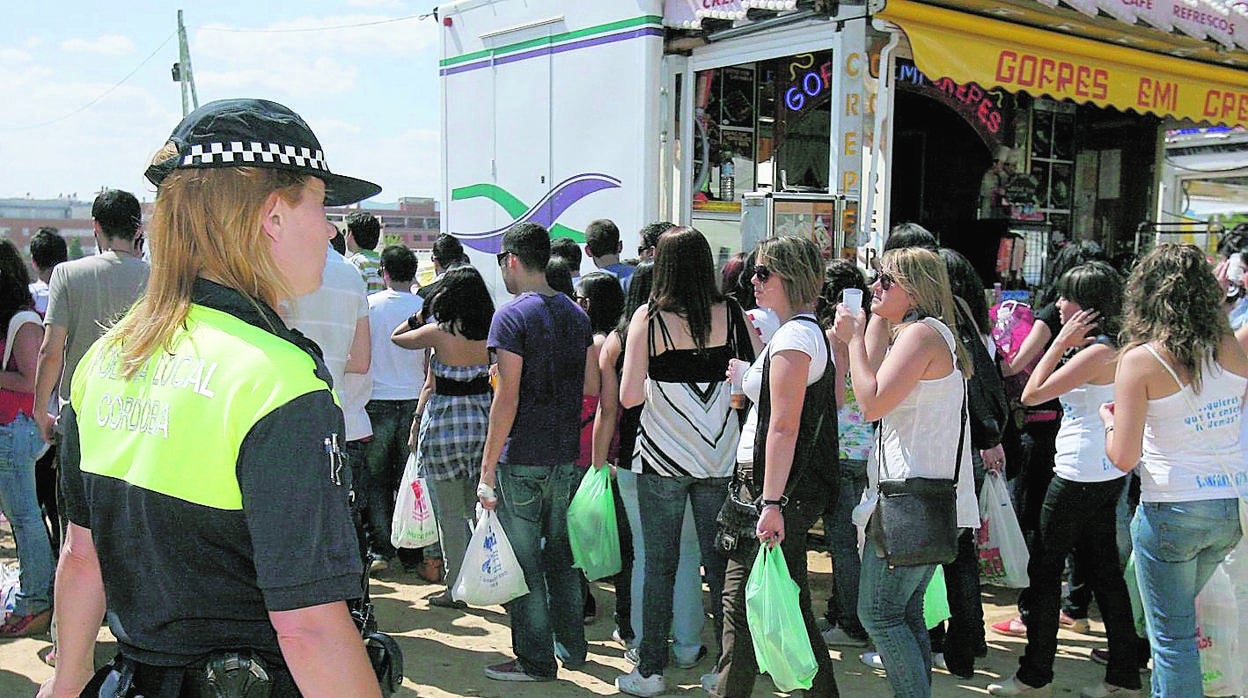 Una policía trabaja en la Feria de Córdoba