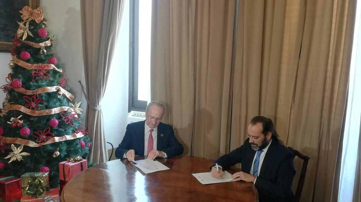 El alcalde, Francisco de la Torre, y el lider de Cs, Juan Cassá, firman las medidas acordadas para la aprobación del Presupuesto 2019