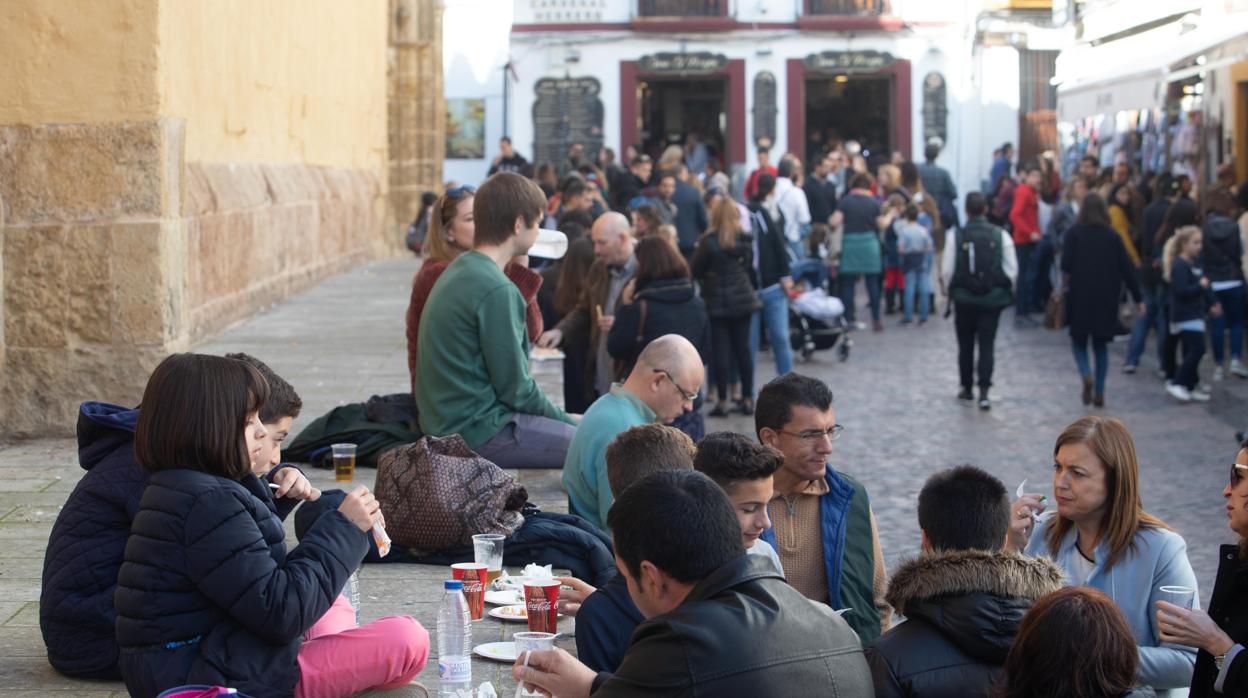 Turistas junto a la Mezquita-Catdral de Córdoba