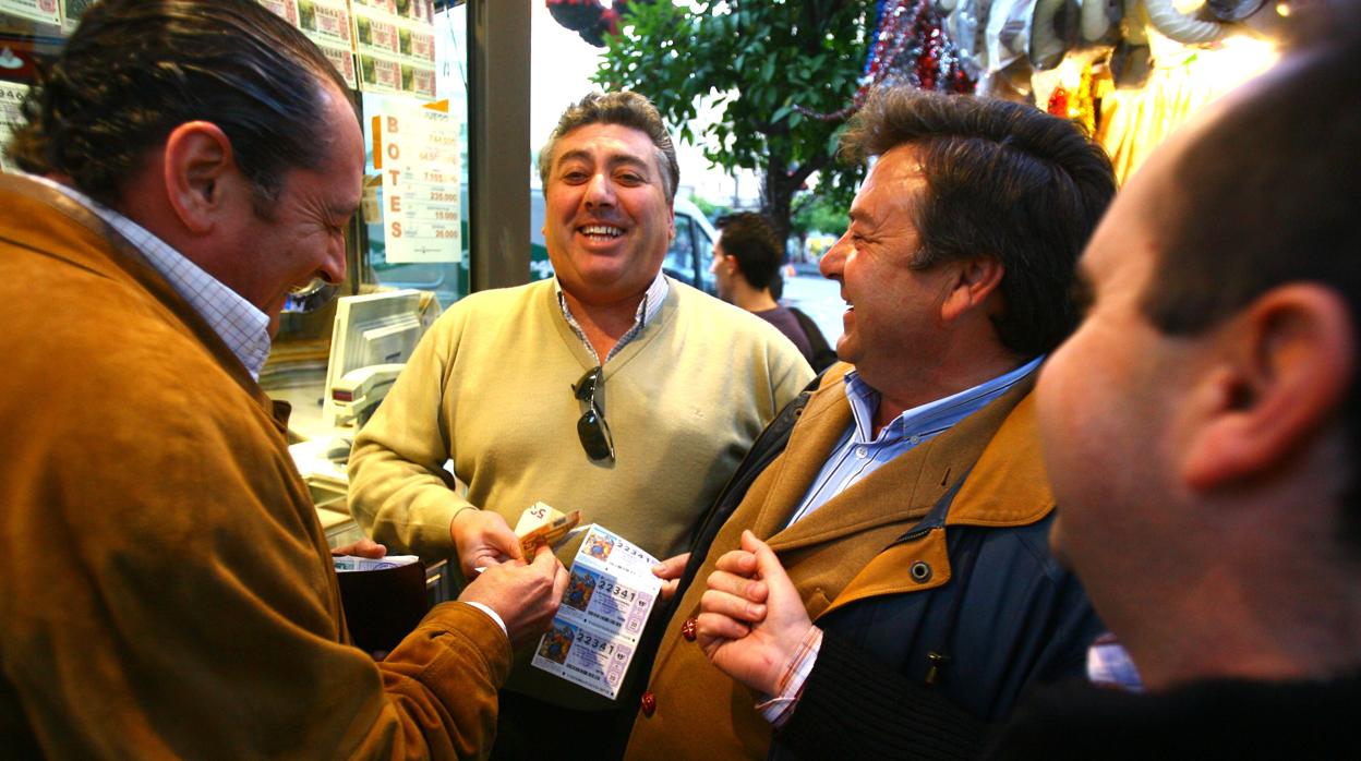 Grupo de cordobeses en el día de la lotería del año 2005 en el Centro de Córdoba