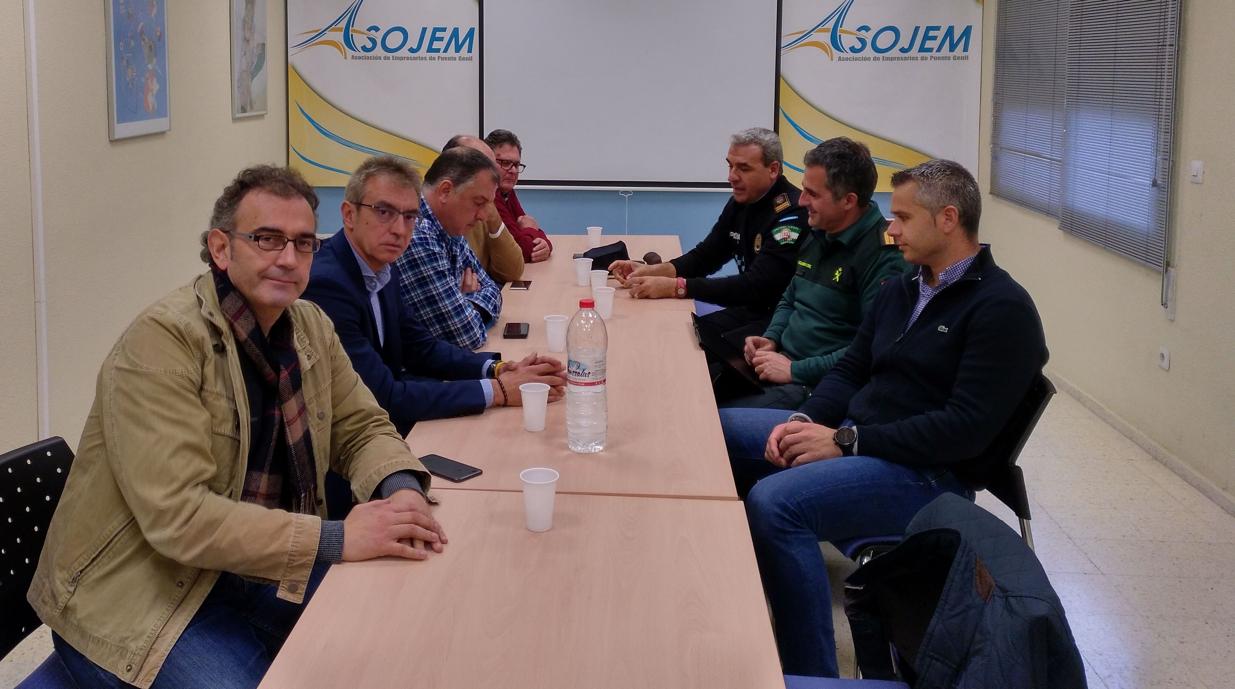 Reunión de empresarios con representantes de la Guardia Civil y la Policía Local