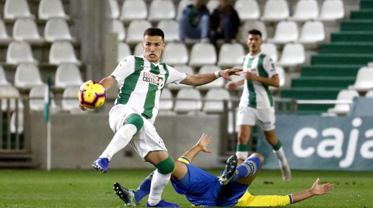 Jovanovic, que recuperó la titularidad, en una acción del Córdoba CF-UD Las Palmas