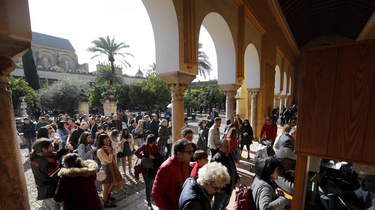 Colas de turistas en el Patio de los Naranjos en el pasado puente de la Inmaculada en Córdoba