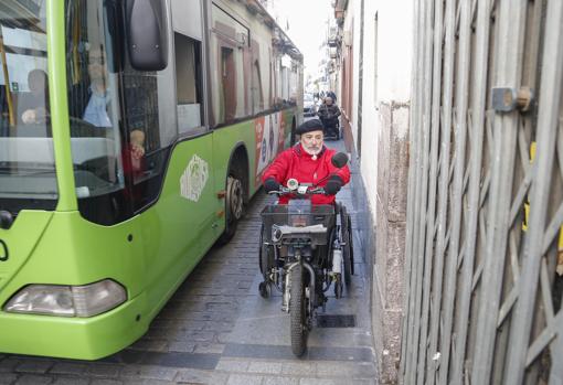 Discapacitados exigen al Ayuntamiento de Córdoba ejecutar un plan de accesibilidad de 2016