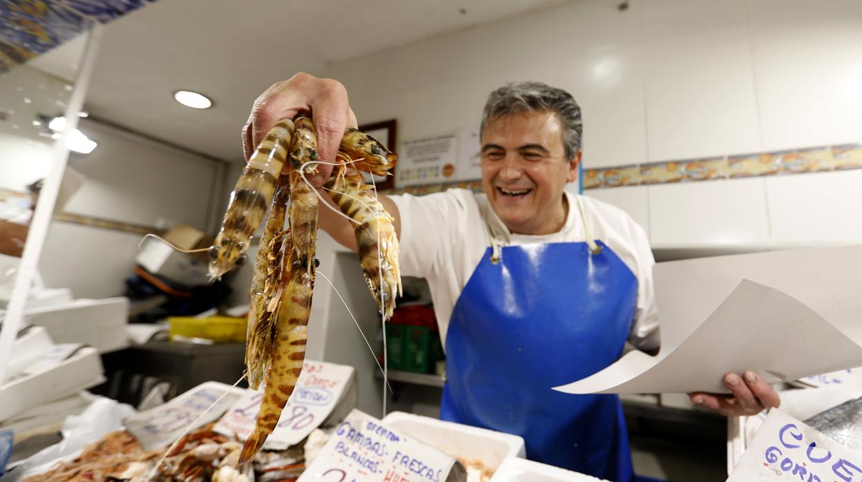 Un puesto de marisco en el mercado del Marrubial