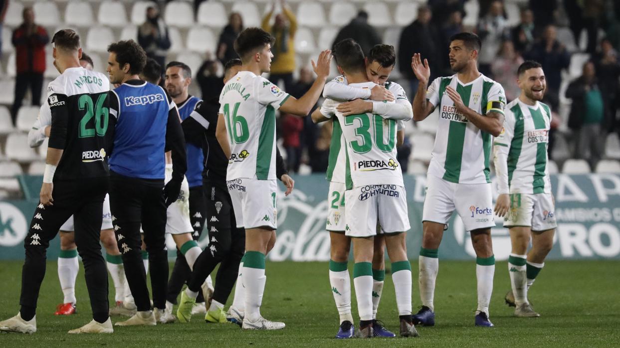 Los jugadores del Córdoba celebran su último triunfo