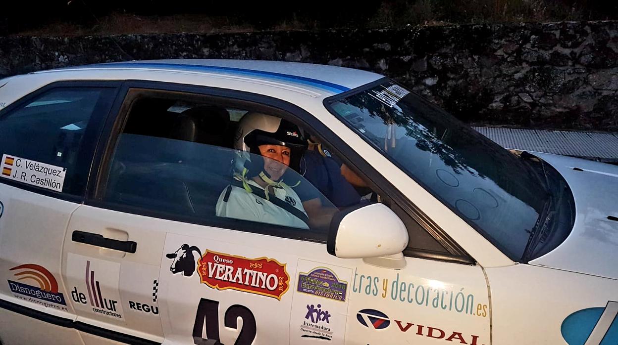 La copiloto Concha Velázquez dentro de su coche de competición