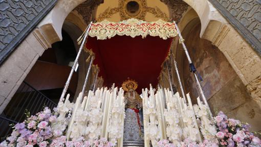 Nuestra Señora de la Salud durante su primera salida procesional