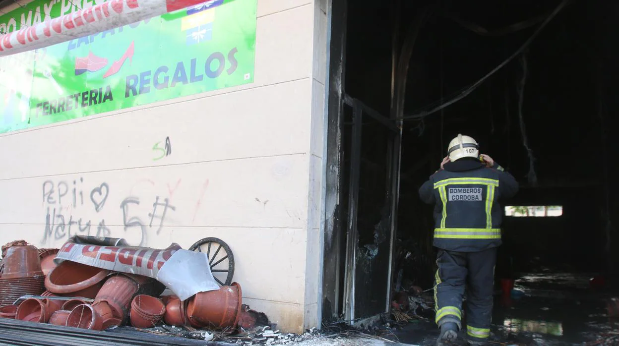 Un bombero del Ayuntamiento de Córdoba en el lugar de un incendio