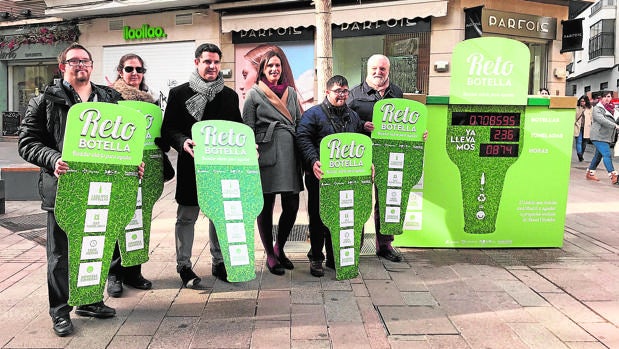 El reto de reciclar 552 toneladas de vidrio en Córdoba para ayudar a la asociación Down