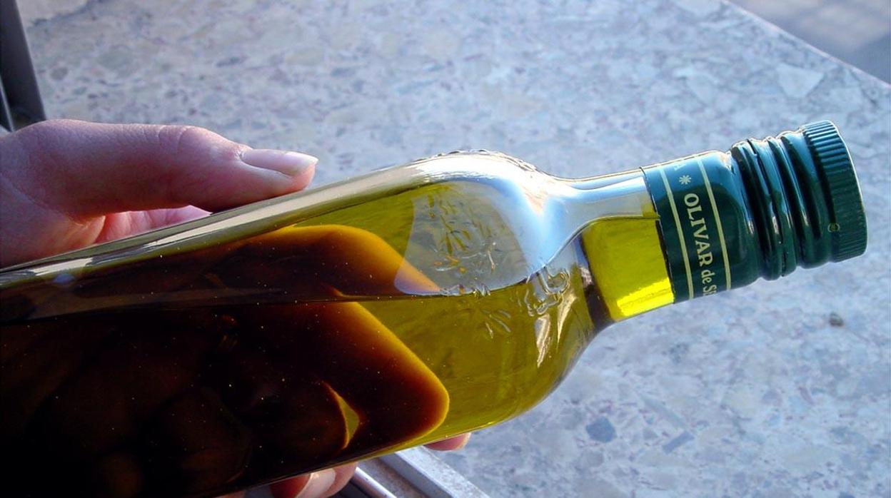 Una botella de aceite de oliva