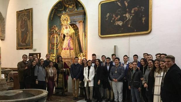 Los jóvenes cofrades de Córdoba se reúnen en torno a su patrón, San Juan Evangelista