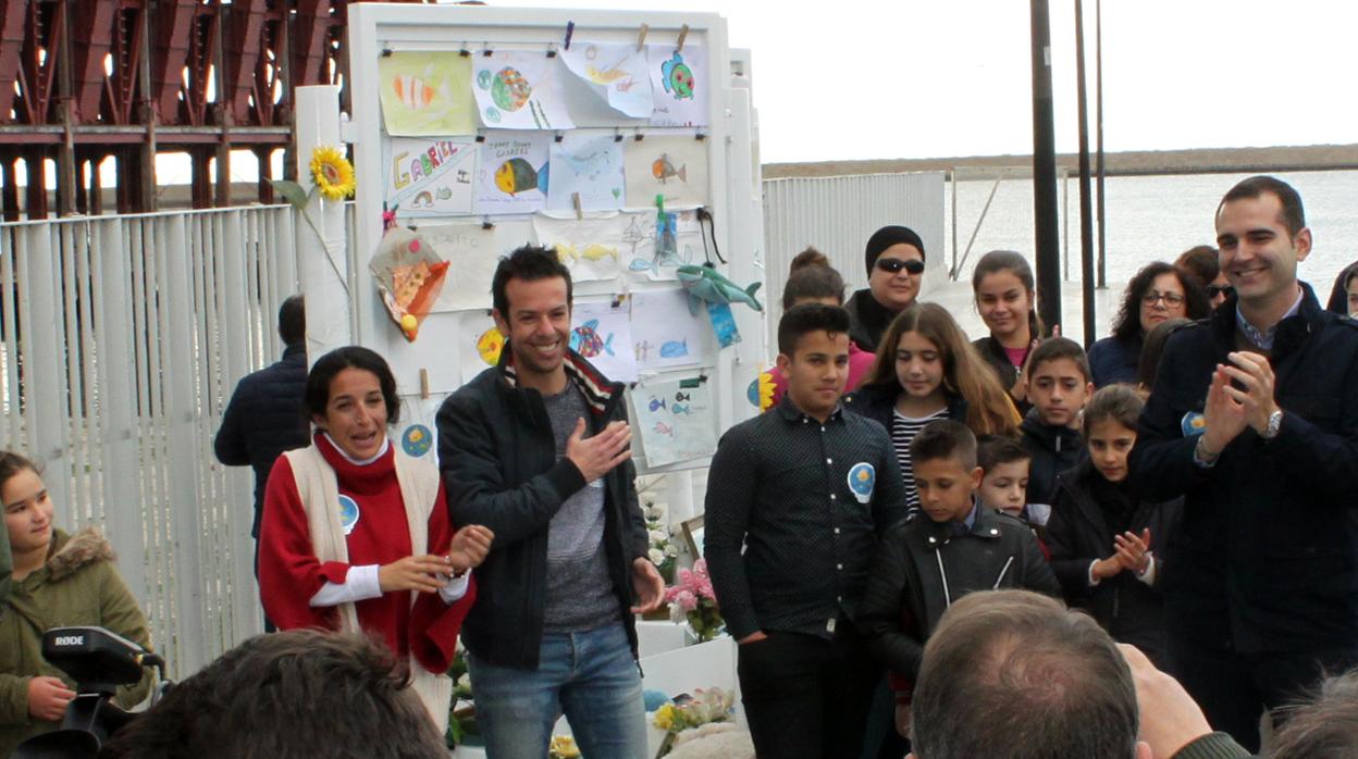 Patricia y Ángel, los padres de Gabriel, durante la inauguración del monumento a su hijo en Almería.