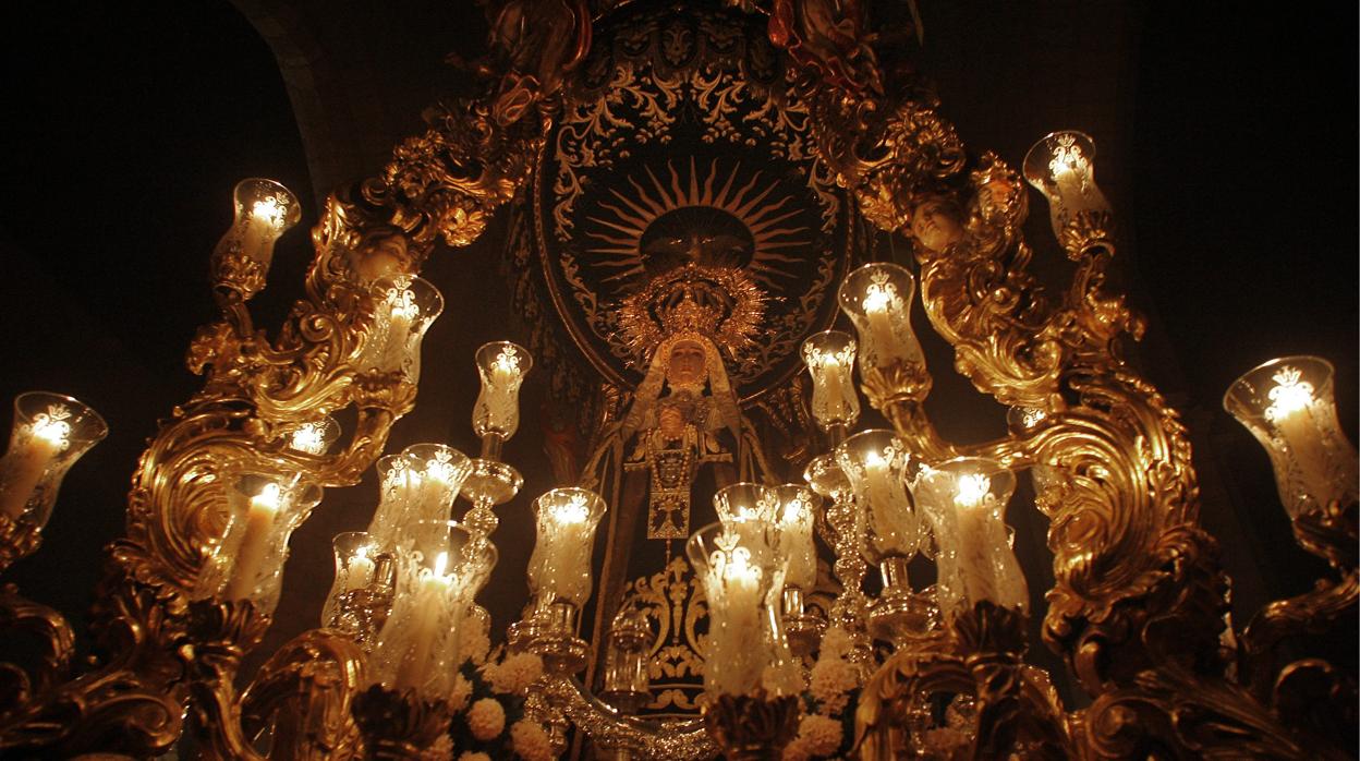 Nuestra Señora Madre de Dios en sus Tristezas durante su salida procesional el Lunes Santo