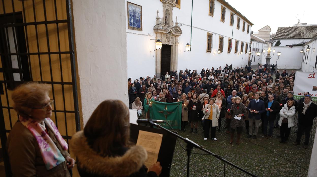 Concentración de la Plataforma por el Derecho a la Vida de Córdoba en la plaza de Capuchinos