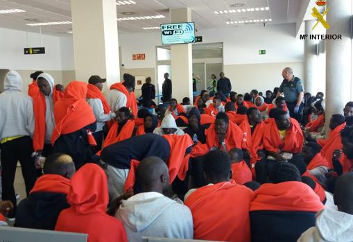 Inmigrantes de la primera oleada en la estación marítima de Tarifa