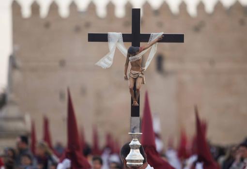 Representación del Cristo del Descendimiento en la cruz parroquial de la cofradía