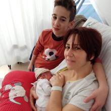 Hugo junto a su madre y su hermano