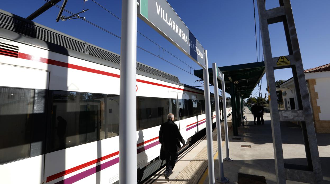 El Cercanías en la estación de Villarrubia de Córdoba