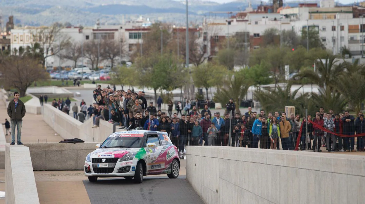 Un vehículo del Rallye Sierra Morena, en el tramo urbano de la última edición