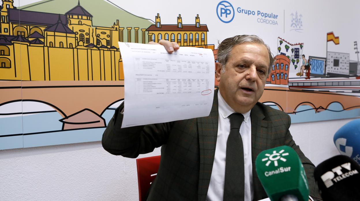 El viceportavoz municipal del PP muestra documentación en una reciente rueda de prensa