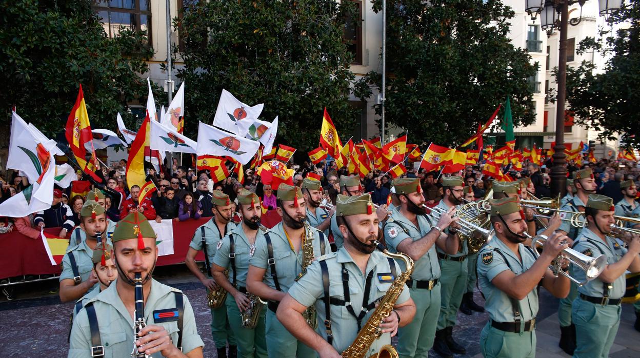 El PP ha repartido 4.000 banderas de España para conmemorar la Toma.