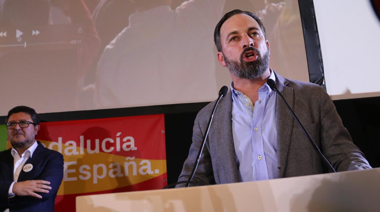 Santiago Abascal durante un mitin en Sevilla. A la izquierda, el portavoz de Vox en Andalucía, Francisco Serrano