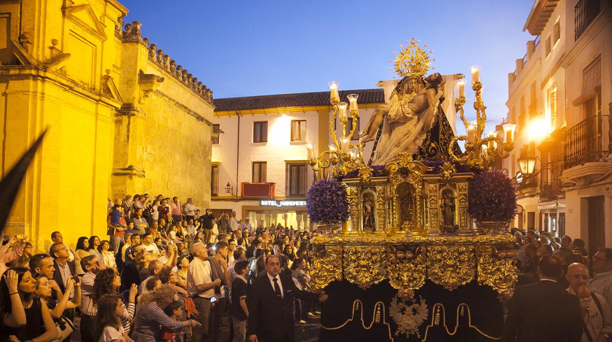 Nuestra Señora de las Angustias coronada en su salida procesional del año 2015