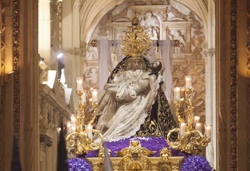 Nuestra Señora de las Angustias coronada en su salida procesional en el año 2015