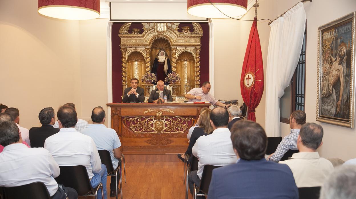 Asamblea de hermanos mayores presidida por la actual junta de gobierno de la Agrupación de Cofradías