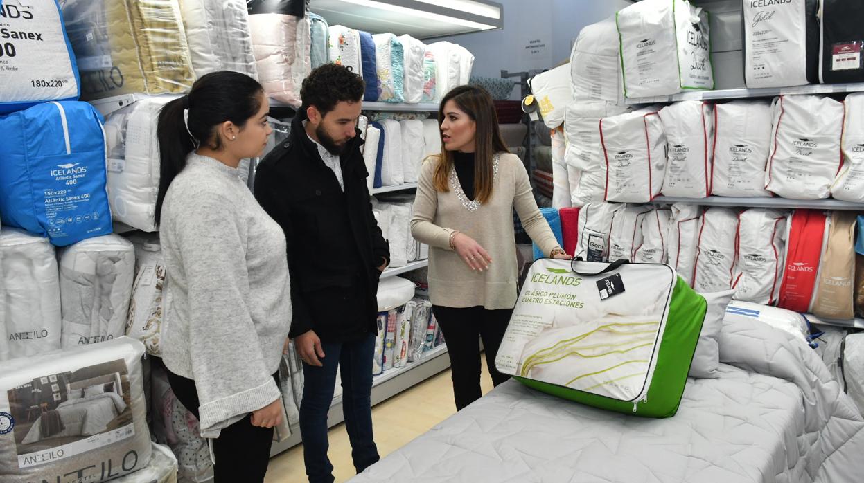 José Miguel Ruiz, el ganador del sorteo, ayer en una tienda disfrutando de su premio de 6.000 euros