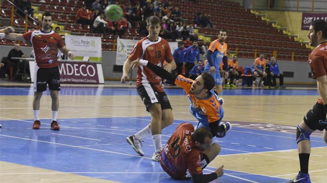 José Antonio Consuegra lanza a portería con el ARS Palma del Río ante el Córdoba Balonmano