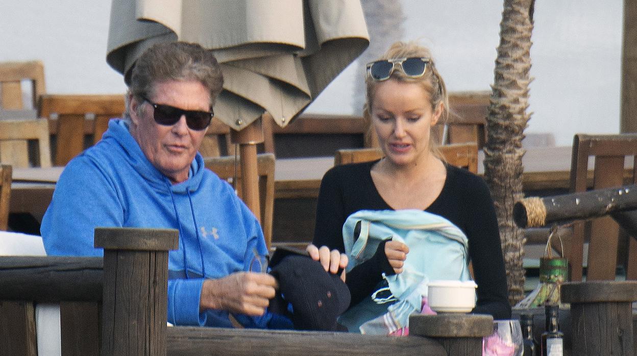 David Hasselhoff y su mujer Hayley Roberts en Marbella el pasado 30 de diciembre