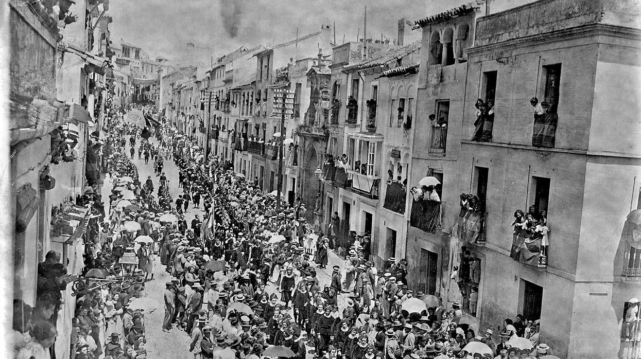 Aspecto de la Calle la Feria de Córdoba en 1912 en un desfile de estudiantinas