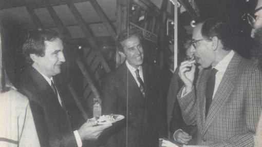 El entonces vicepresidente del Gobierno, Alfonso Guerra, prueba el jamón de Cóvap en 1987