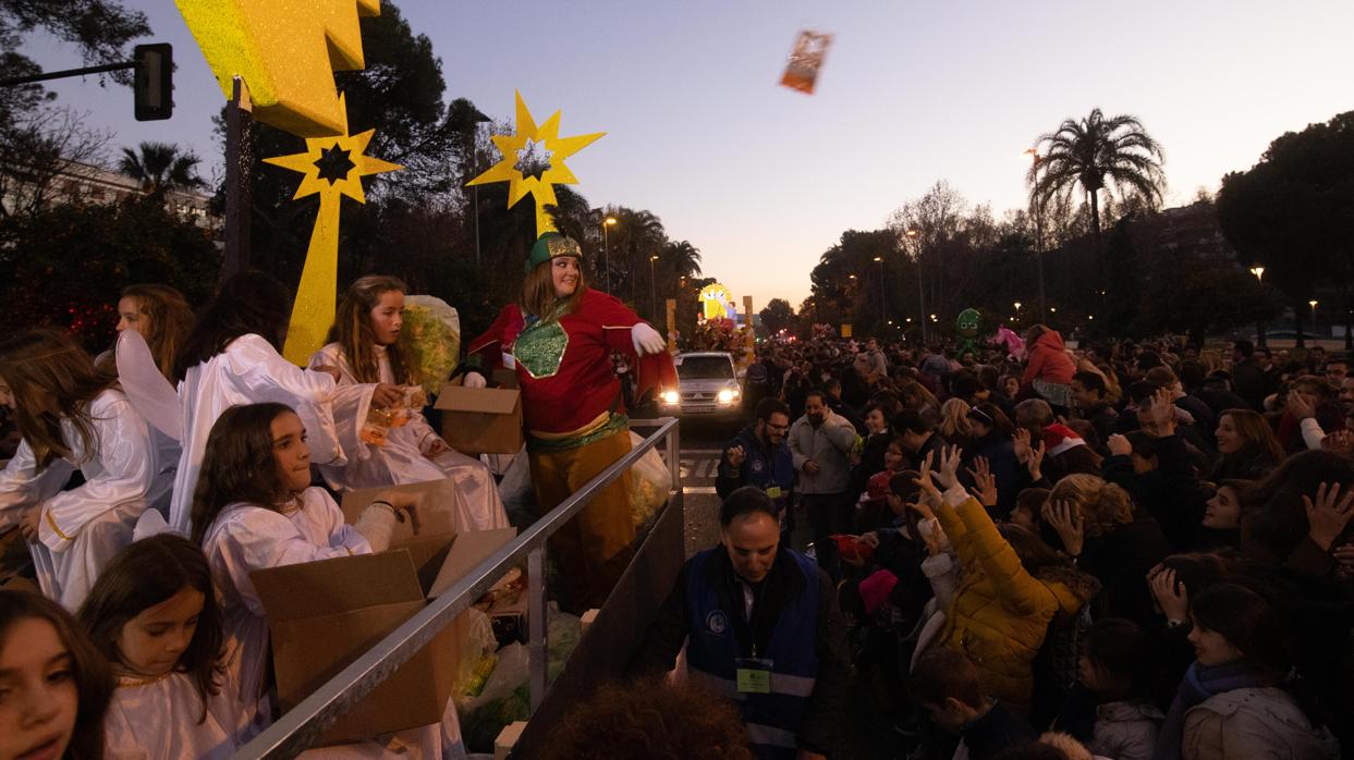 Algunas carrozas desfilaron en bruto, sin apenas decoración como la Estrella