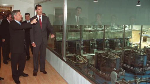 El entonces Príncipe de Asturias, en la inauguración de la nueva planta láctea en 2002