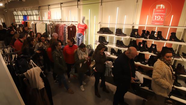 Las rebajas llenan el Centro de Córdoba y las grandes superficies en el epílogo de la Navidad