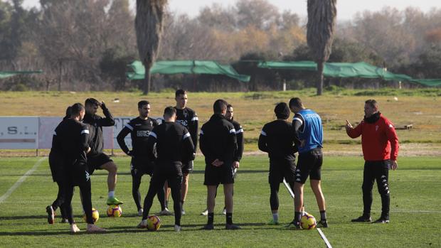 Media plantilla del Córdoba CF no sale al campo