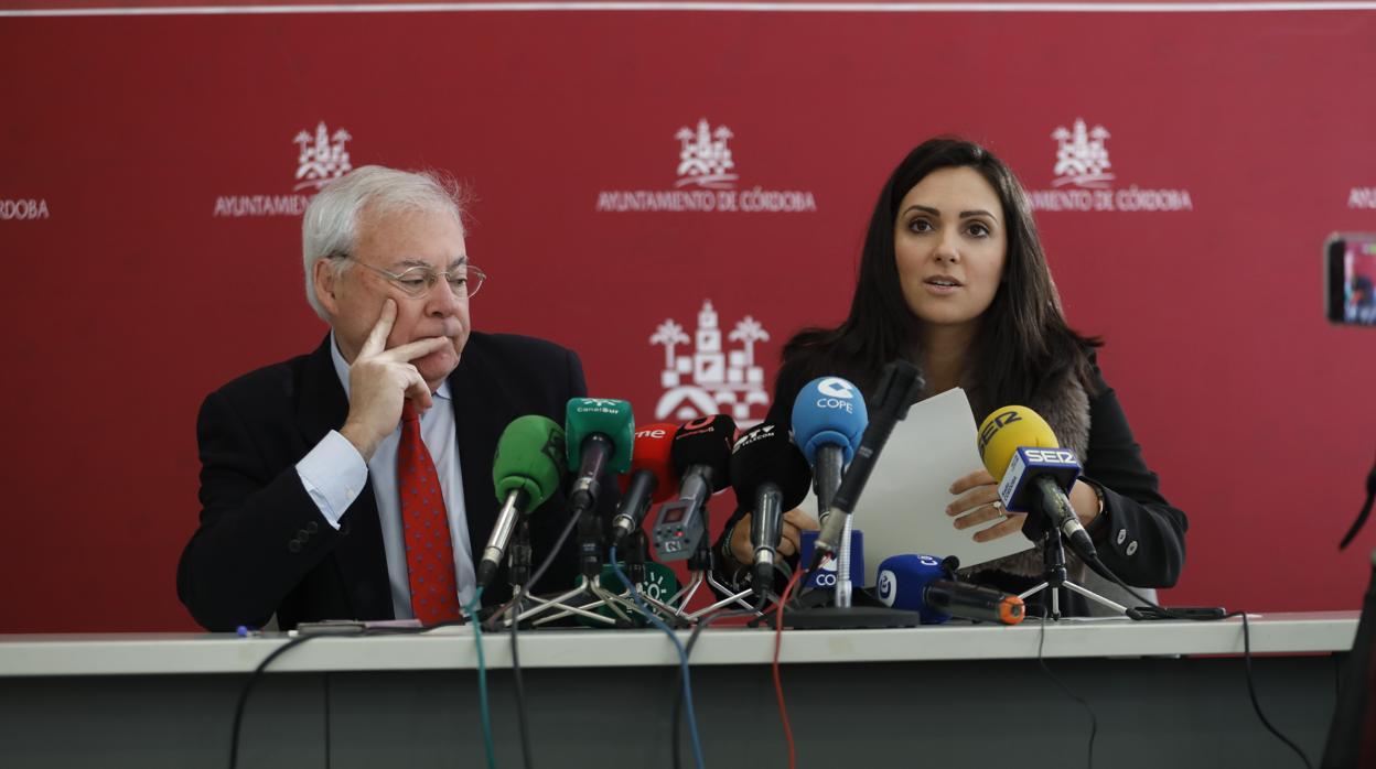 Los concejales socialistas Emilio Aumente y Carmen González