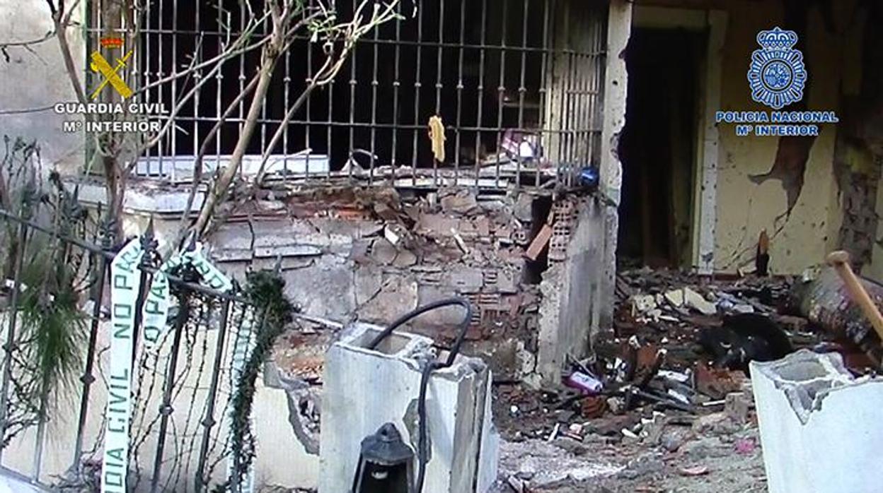 La carga de una de las últimas bombas explosionadas destrozó parte de una casa