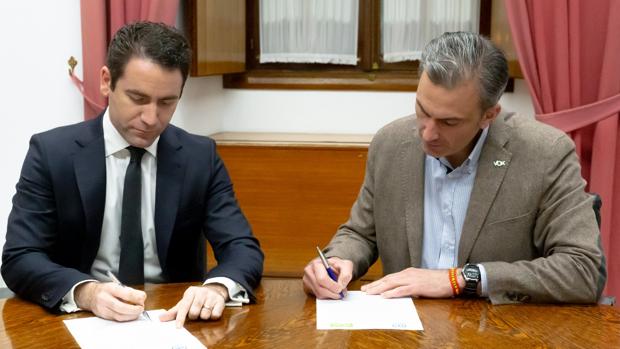 Vox cierra su acuerdo con el PP para investir a Juanma Moreno presidente de la Junta de Andalucía