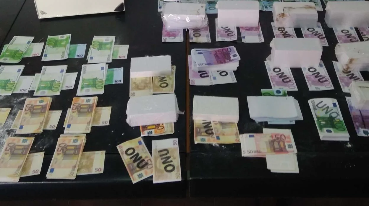 Algunos de los billetes incautados por la Guardia Civil al presunto estafador.