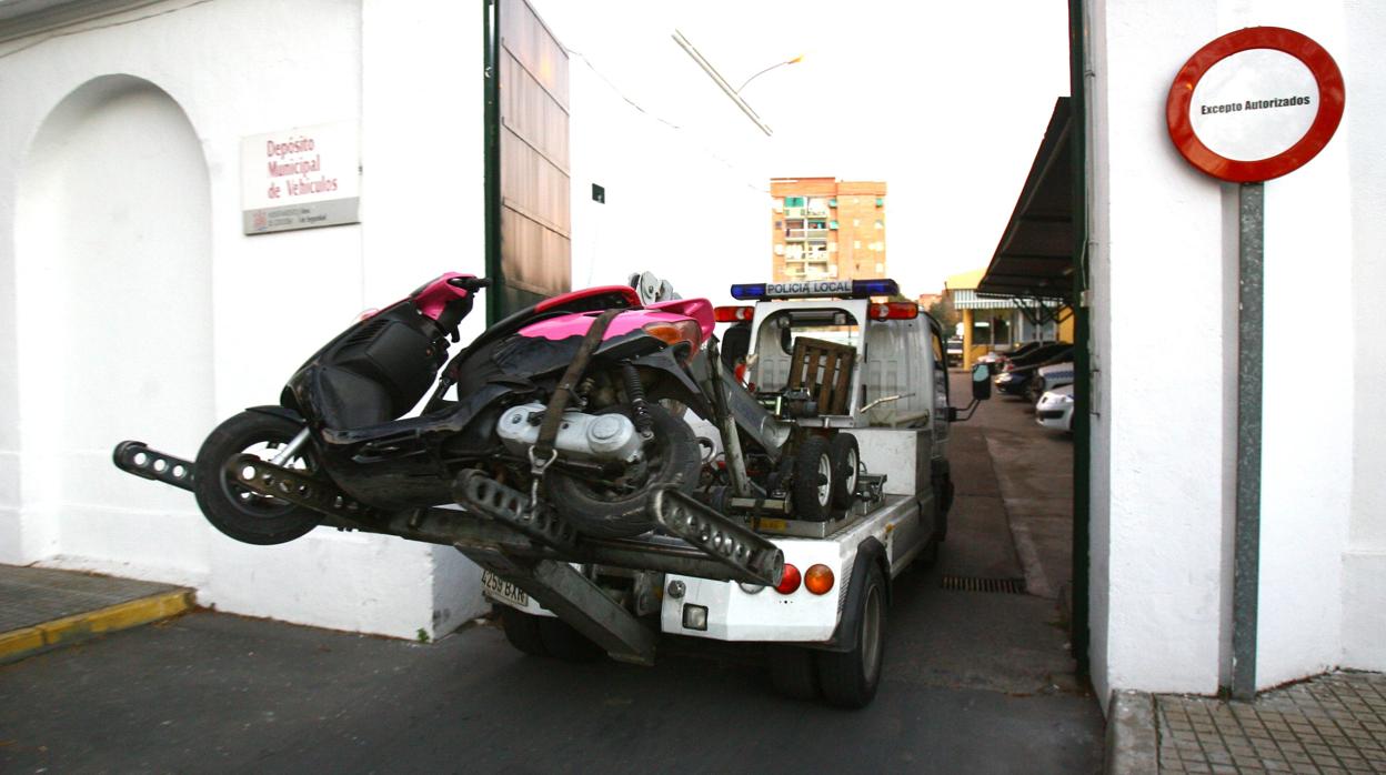 Una moto en un camión de grúa