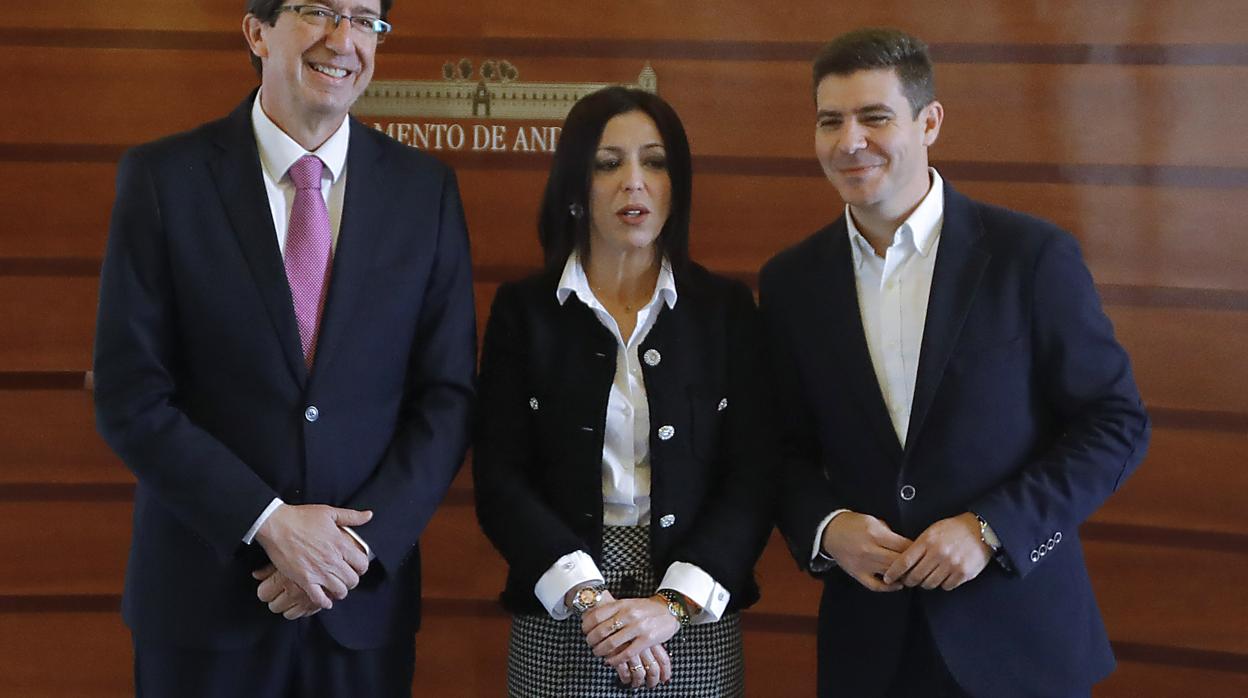 Juan Marín (izquierda), con la presidenta del Parlamnro, Marta Bosquet